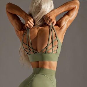 NWT Buffbunny Medium Monarch Sports Bra in Tea Leaf